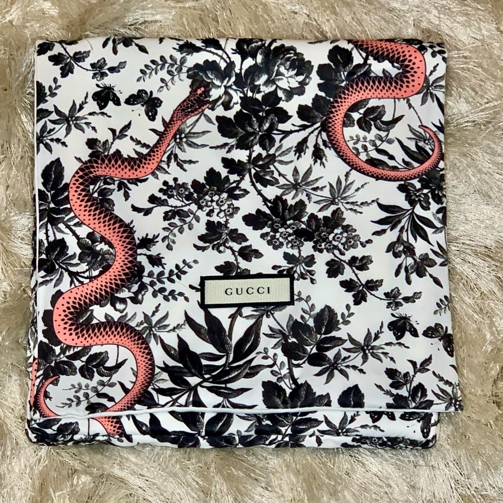 Gucci silk Jewelry case.